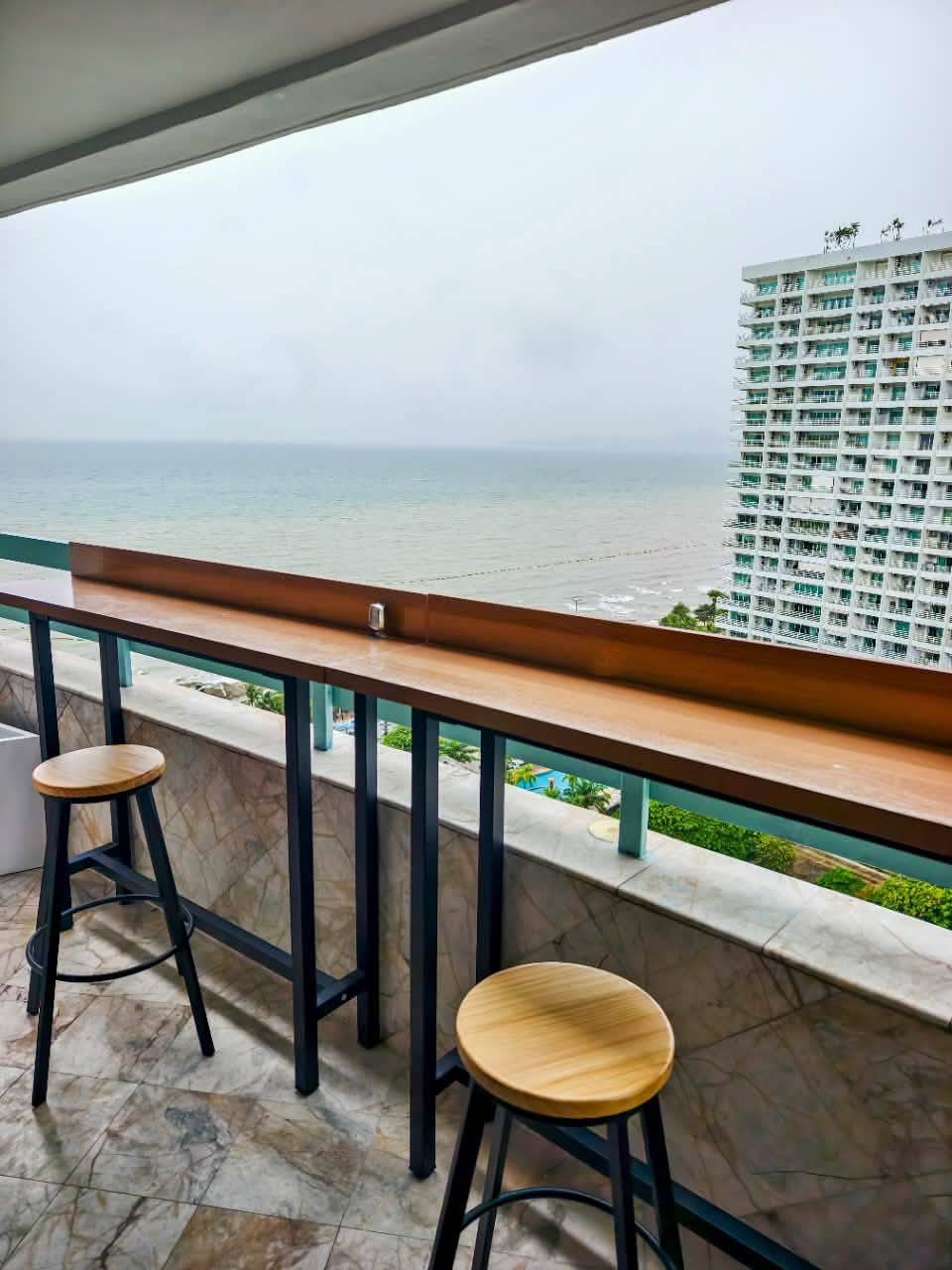 Urgent sale: High-floor, 2-bedroom condo with a sea view