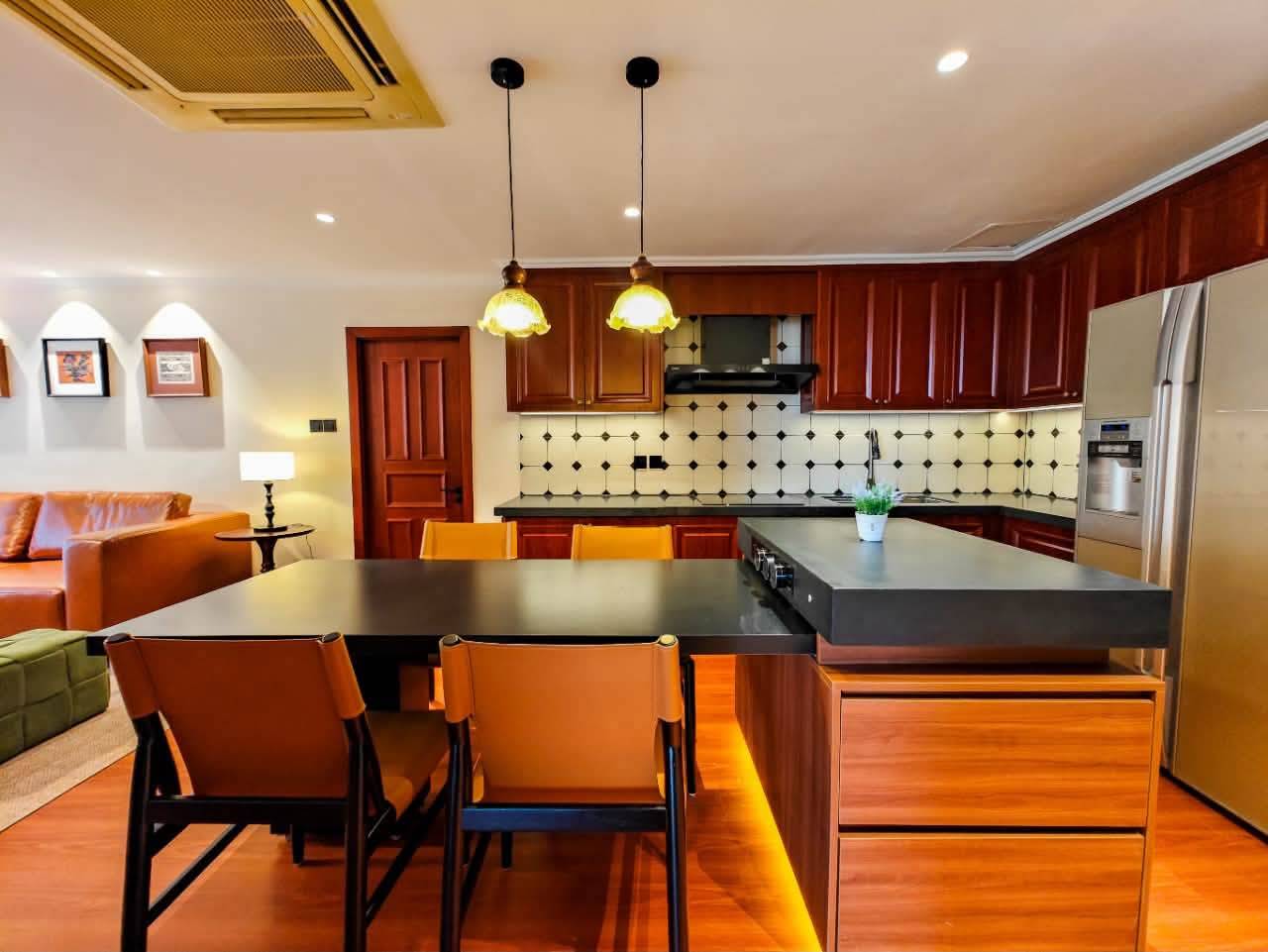 Urgent sale: High-floor, 2-bedroom condo with a sea view