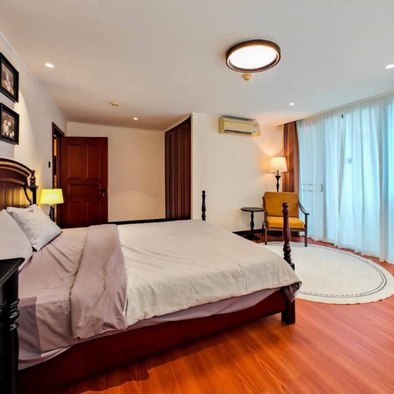 Urgent sale: High-floor, 2-bedroom condo with a sea view