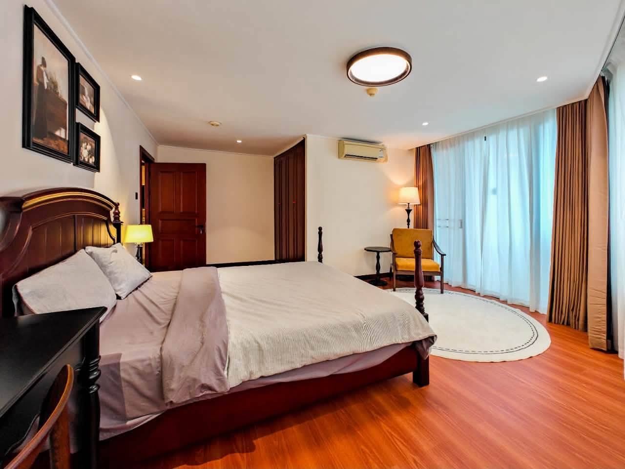 Urgent sale: High-floor, 2-bedroom condo with a sea view