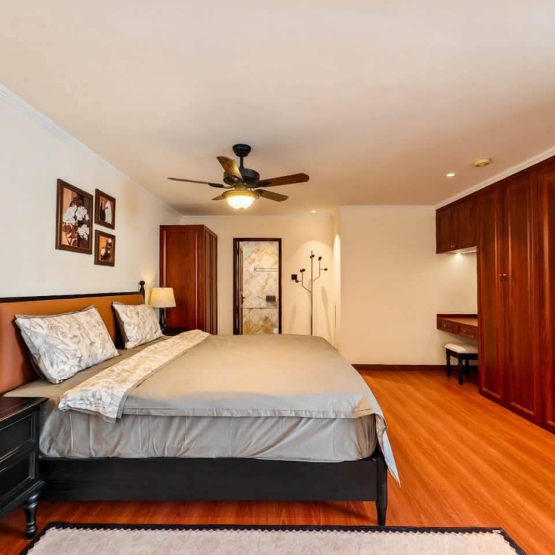 Urgent sale: High-floor, 2-bedroom condo with a sea view
