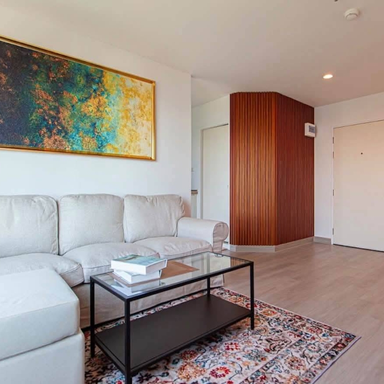 Urgent sale: High-floor 2-bedroom condo with a sea view