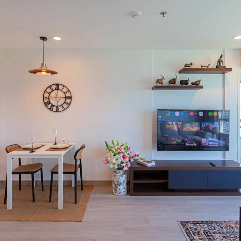 Urgent sale: High-floor 2-bedroom condo with a sea view