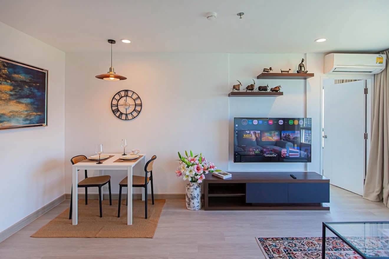 Urgent sale: High-floor 2-bedroom condo with a sea view
