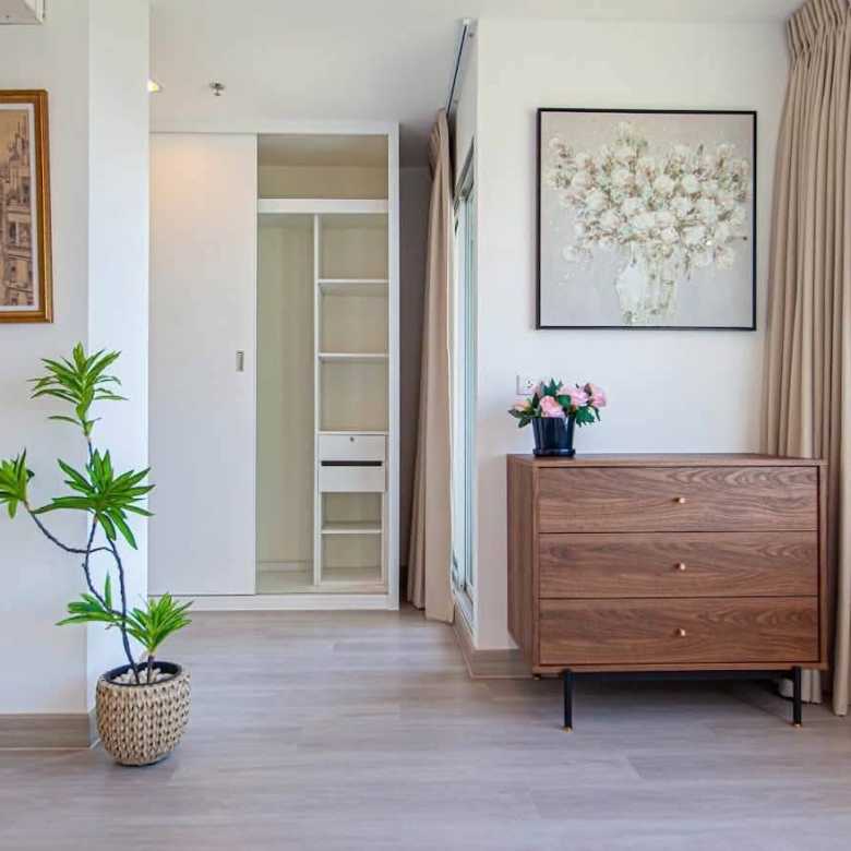 Urgent sale: High-floor 2-bedroom condo with a sea view
