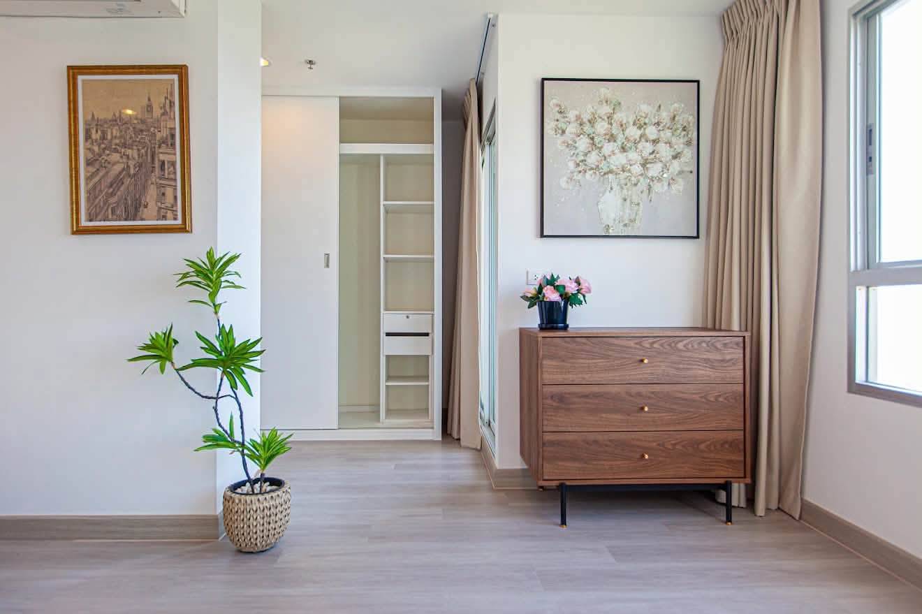 Urgent sale: High-floor 2-bedroom condo with a sea view