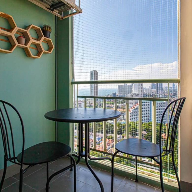 Urgent sale: High-floor 2-bedroom condo with a sea view