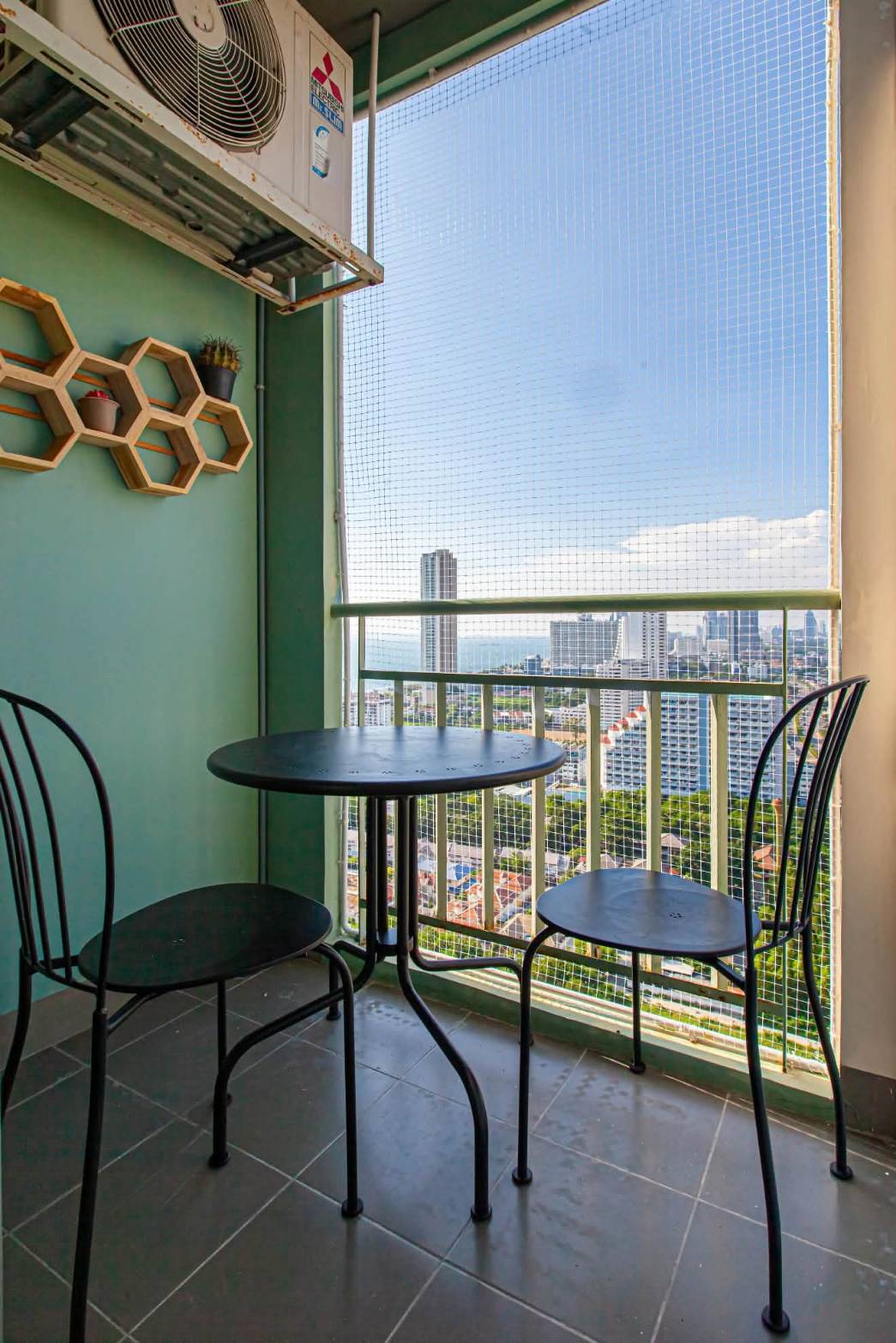 Urgent sale: High-floor 2-bedroom condo with a sea view