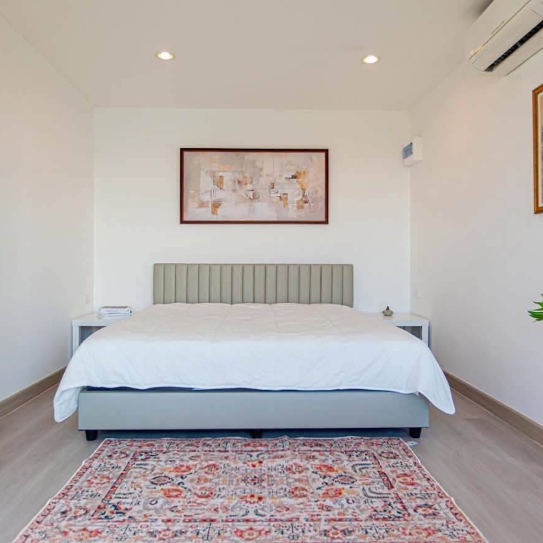 Urgent sale: High-floor 2-bedroom condo with a sea view