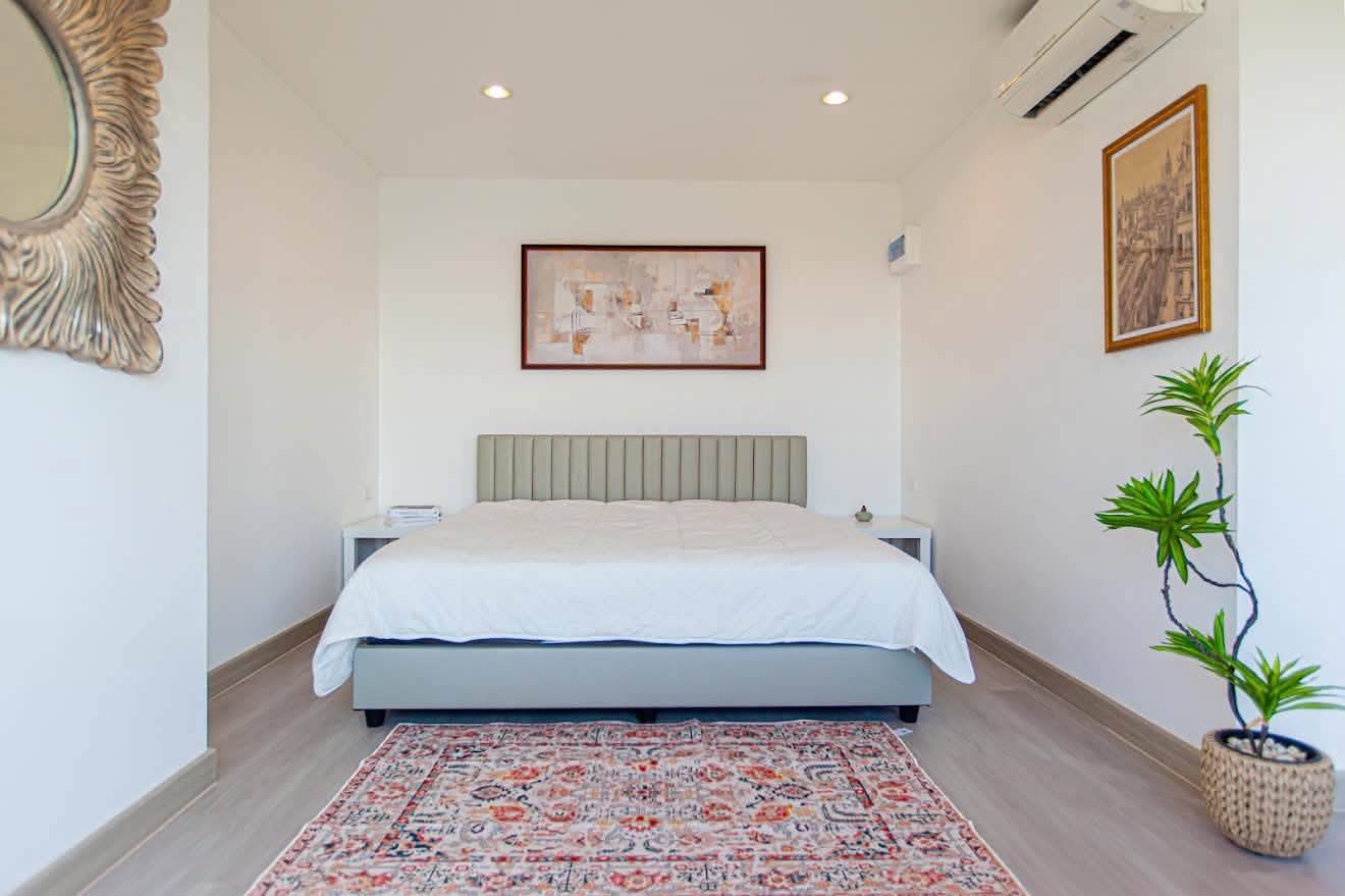 Urgent sale: High-floor 2-bedroom condo with a sea view