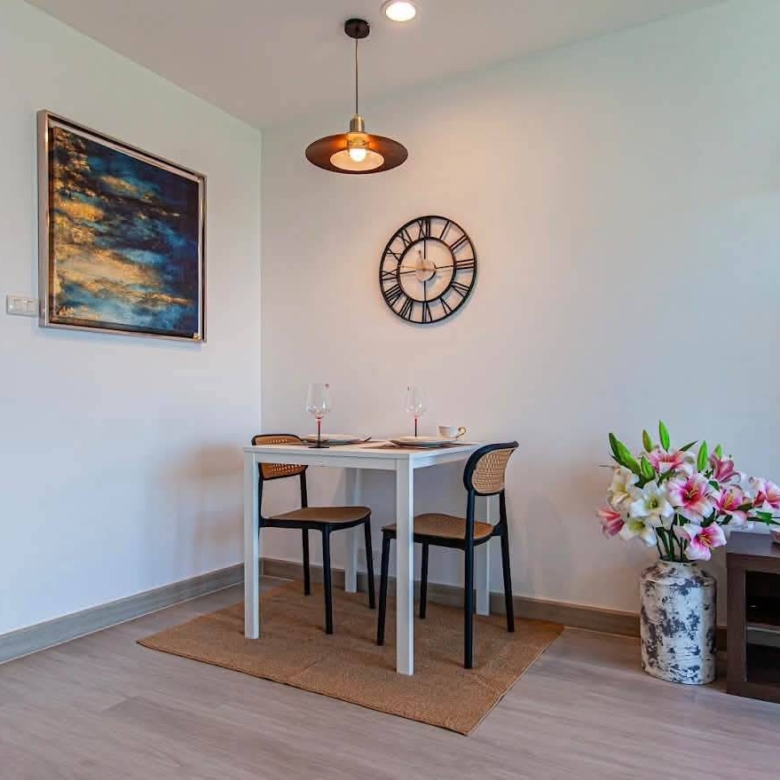 Urgent sale: High-floor 2-bedroom condo with a sea view