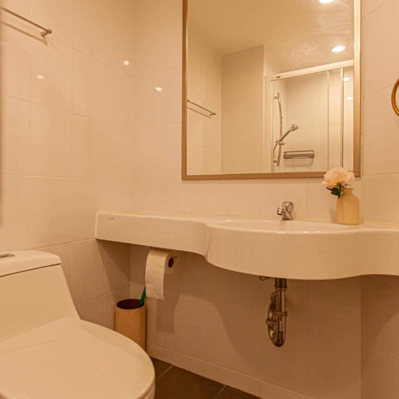 Urgent sale: High-floor 2-bedroom condo with a sea view