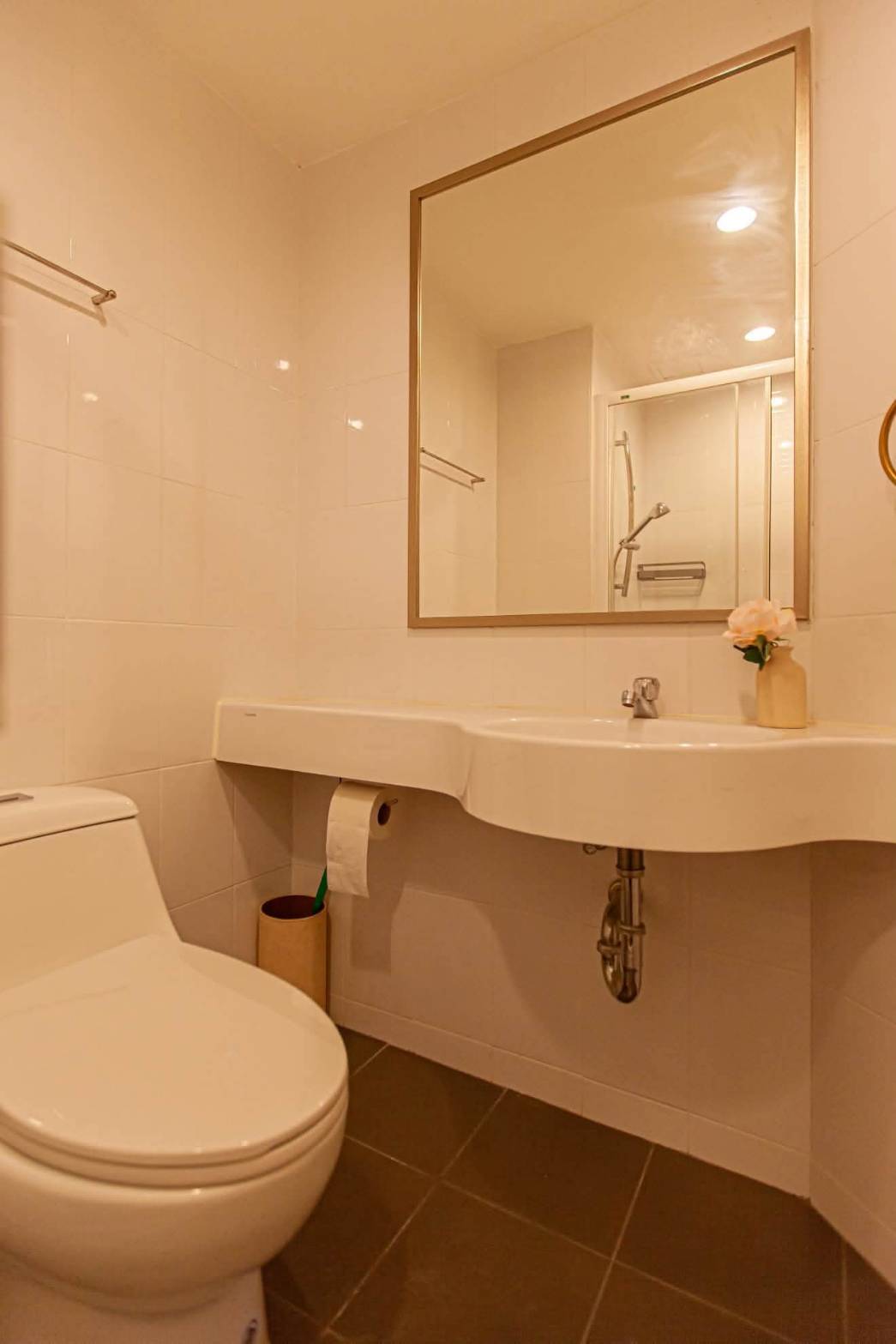 Urgent sale: High-floor 2-bedroom condo with a sea view