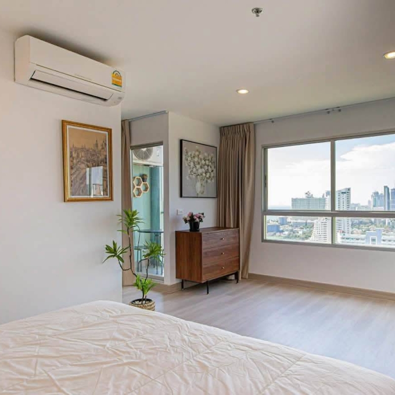 Urgent sale: High-floor 2-bedroom condo with a sea view