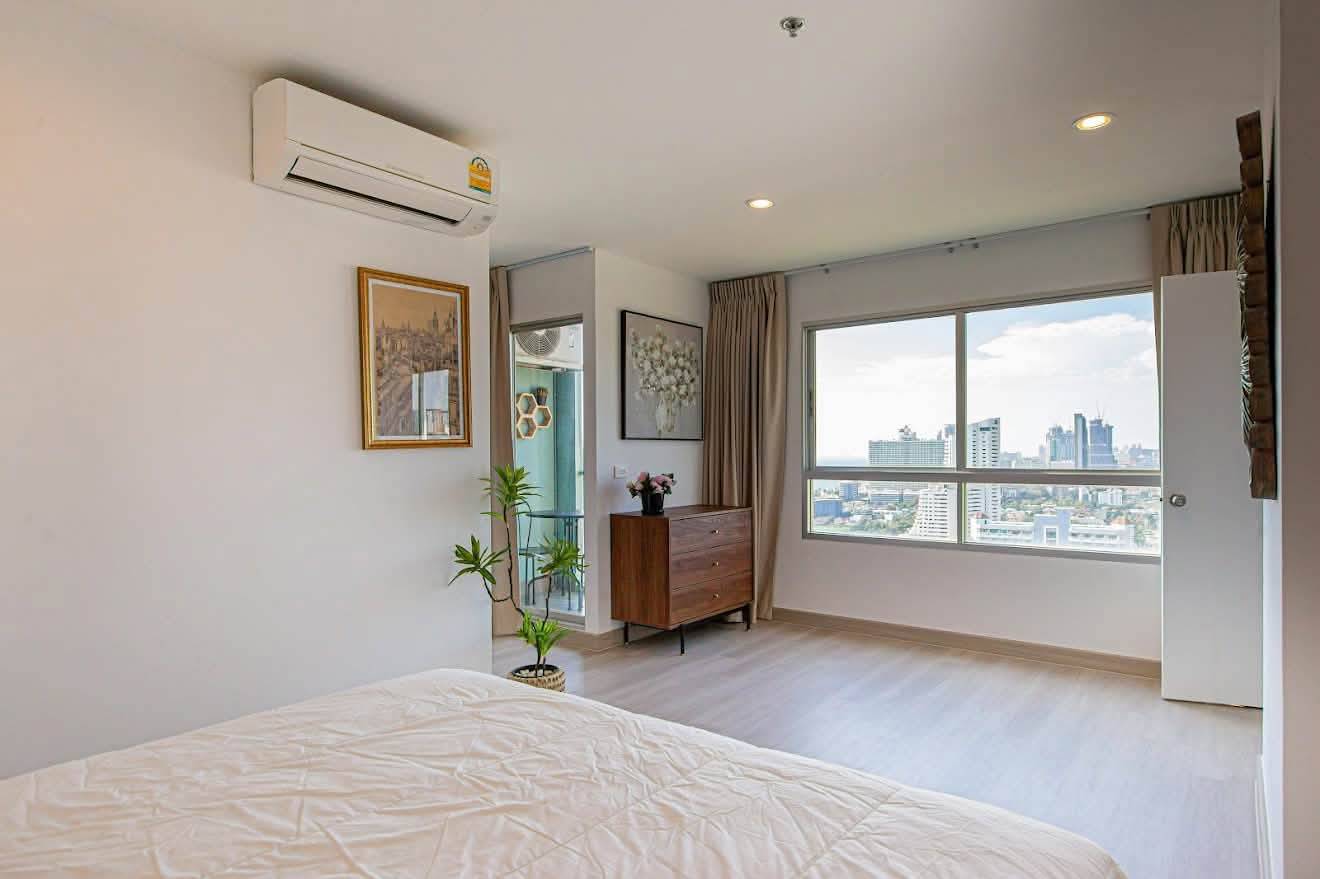Urgent sale: High-floor 2-bedroom condo with a sea view