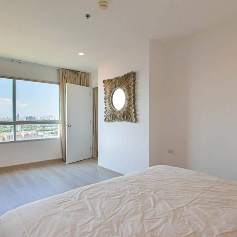 Urgent sale: High-floor 2-bedroom condo with a sea view