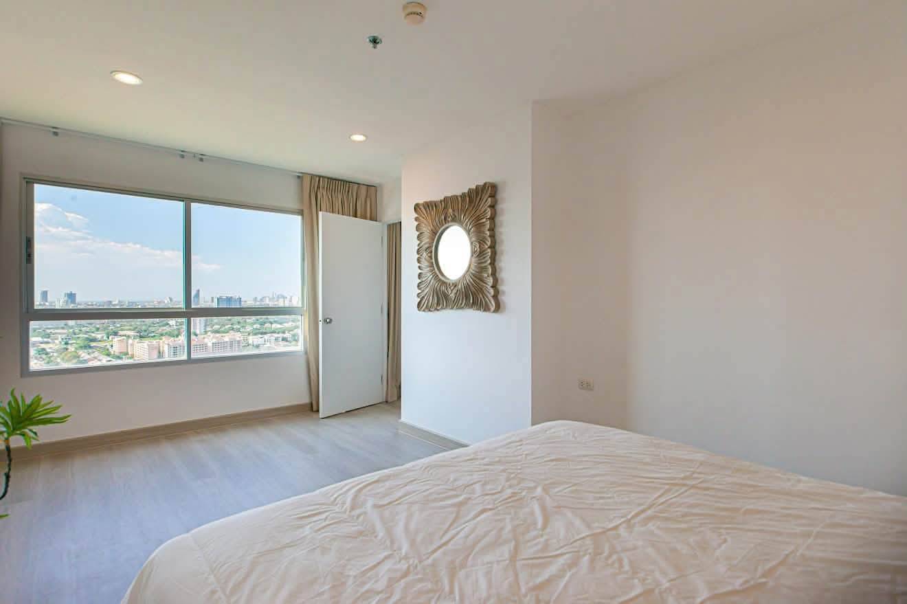 Urgent sale: High-floor 2-bedroom condo with a sea view