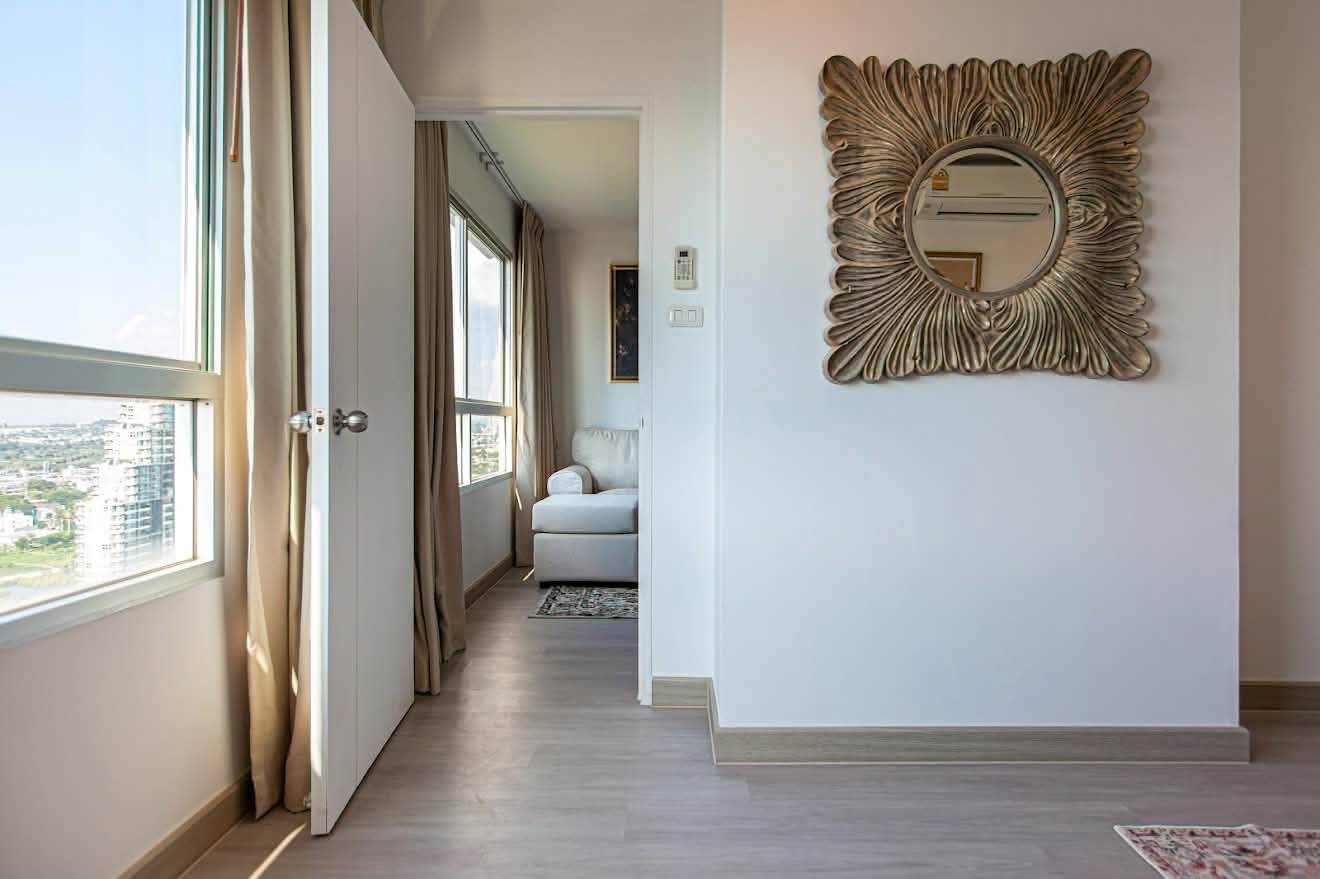 Urgent sale: High-floor 2-bedroom condo with a sea view