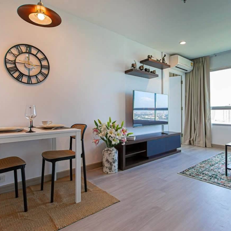 Urgent sale: High-floor 2-bedroom condo with a sea view