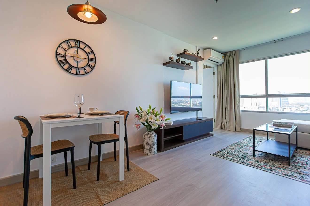 Urgent sale: High-floor 2-bedroom condo with a sea view