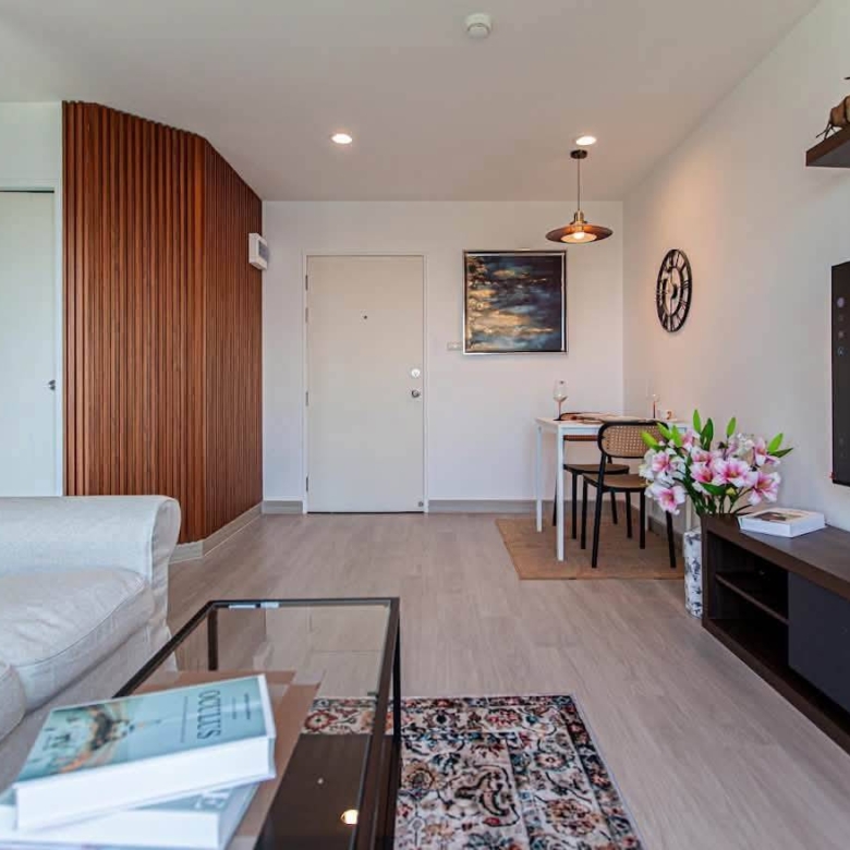 Urgent sale: High-floor 2-bedroom condo with a sea view