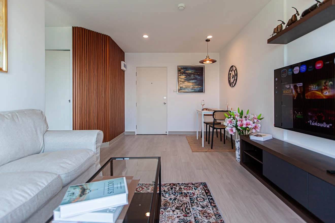 Urgent sale: High-floor 2-bedroom condo with a sea view