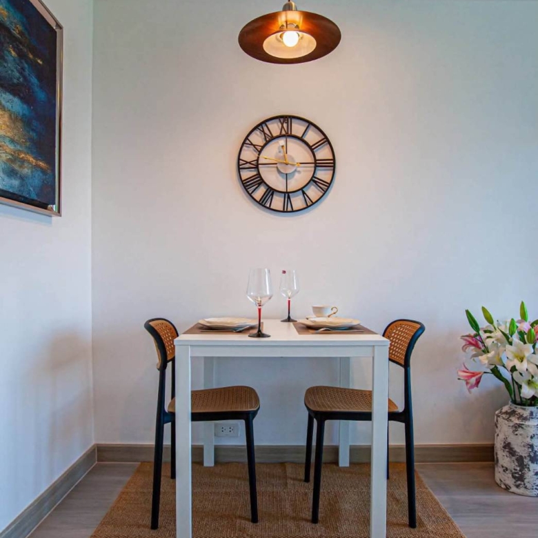 Urgent sale: High-floor 2-bedroom condo with a sea view