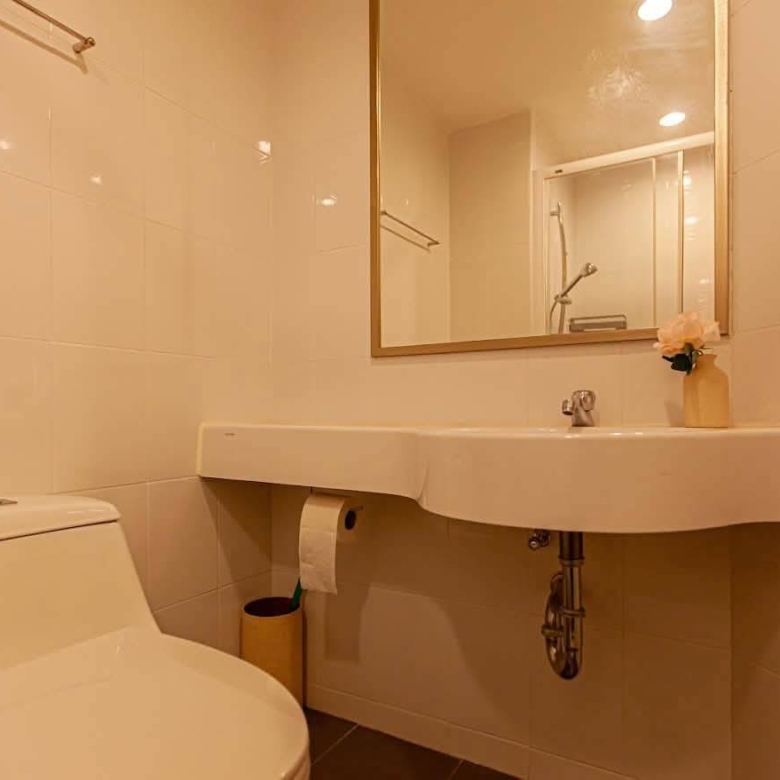 Urgent sale: High-floor 2-bedroom condo with a sea view