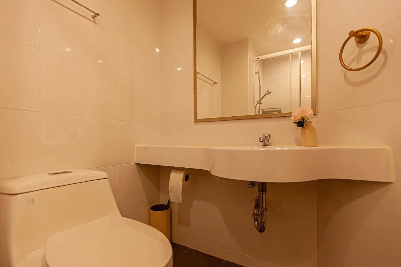 Urgent sale: High-floor 2-bedroom condo with a sea view