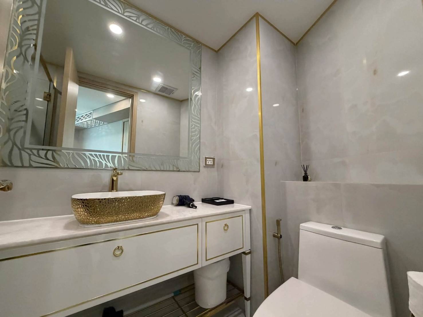 For sale: High Floor, Stunning Sea View, Fully Furnished