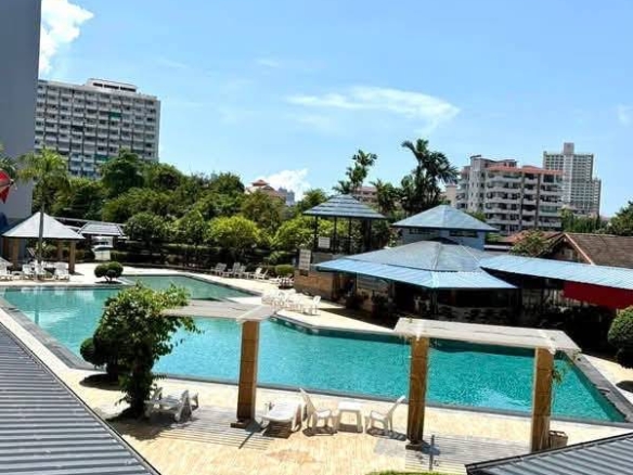 For sale : Great Value! Modern 1 Bed with Pool View & Appliances