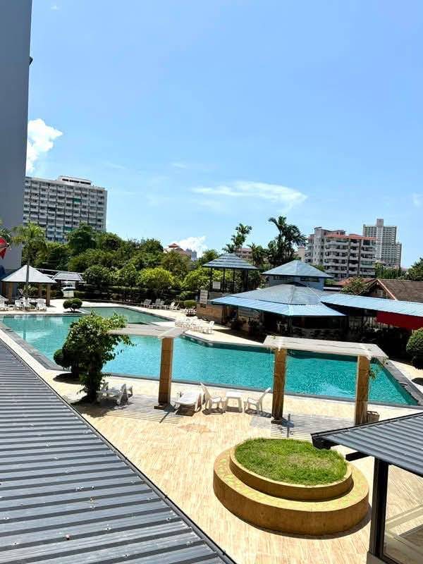 569097_0 For sale : Great Value! Modern 1 Bed with Pool View & Appliances