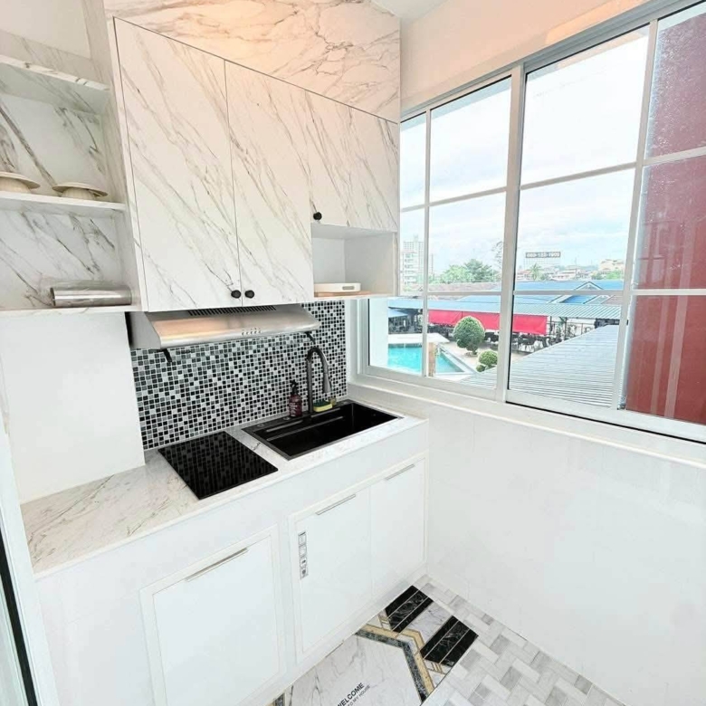 For sale : Great Value! Modern 1 Bed with Pool View & Appliances