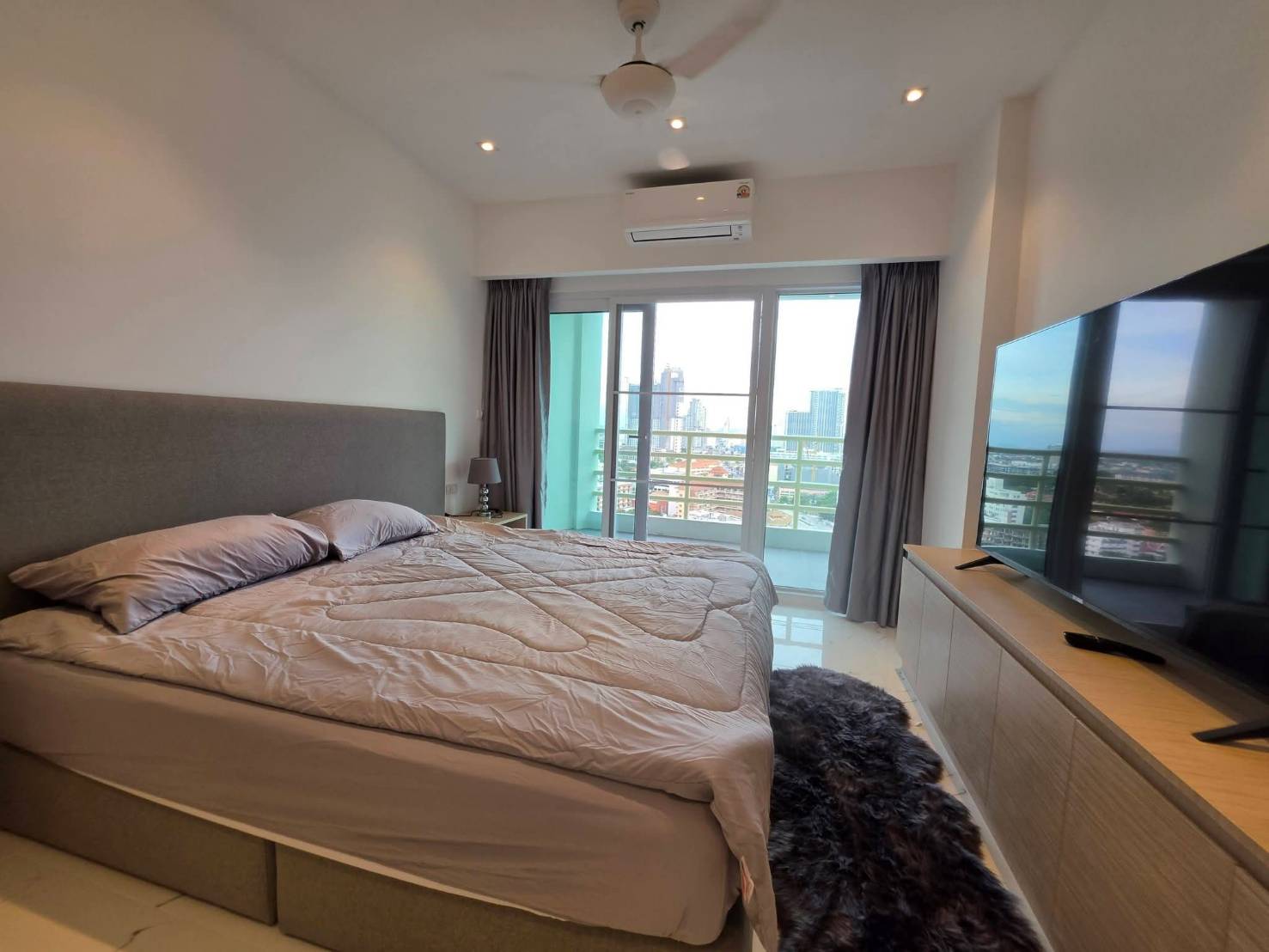 For Rent : Huge Space 143 Sq.m., High Floor (17th), Stunning Sea View