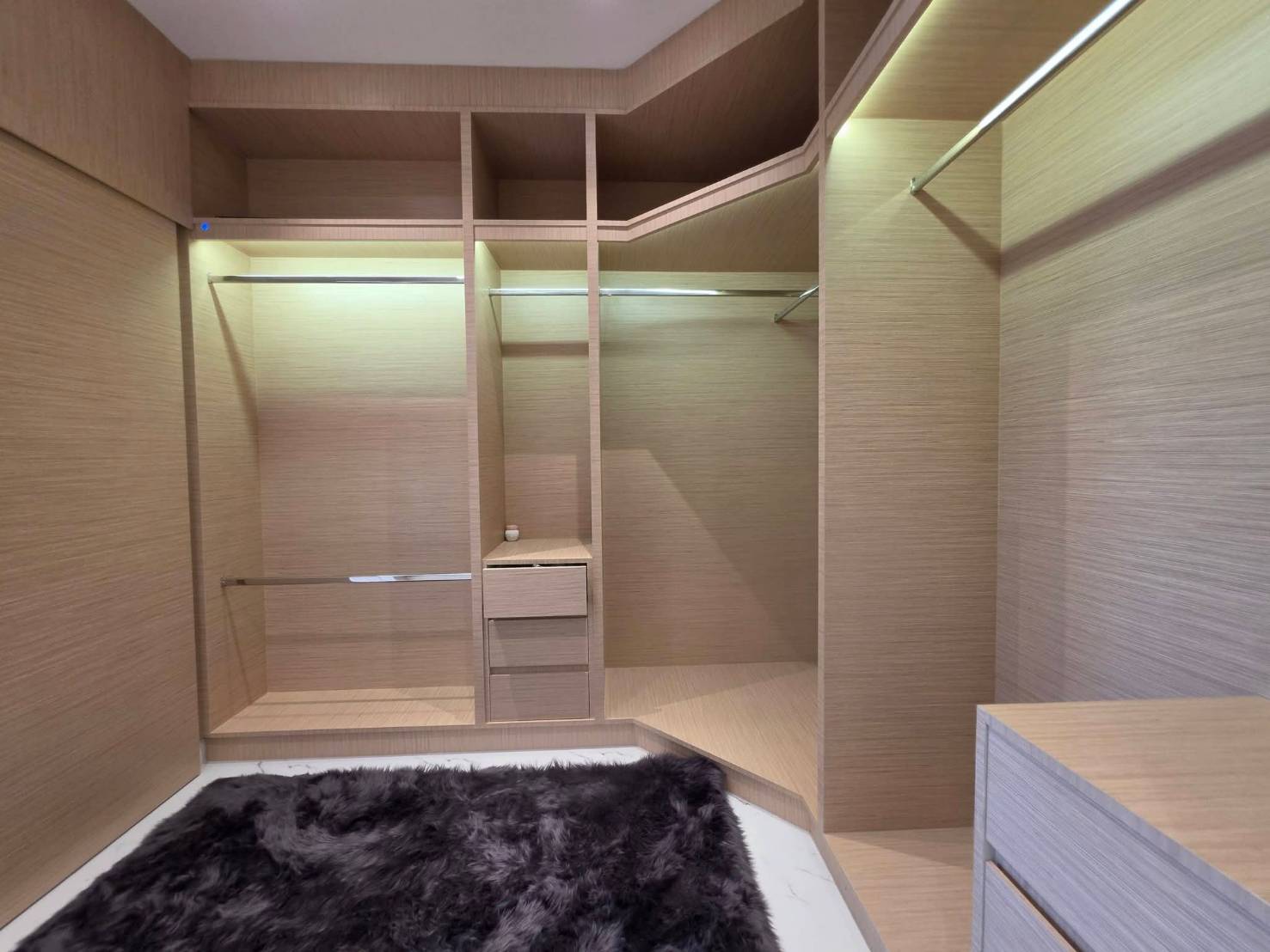 For Rent : Huge Space 143 Sq.m., High Floor (17th), Stunning Sea View