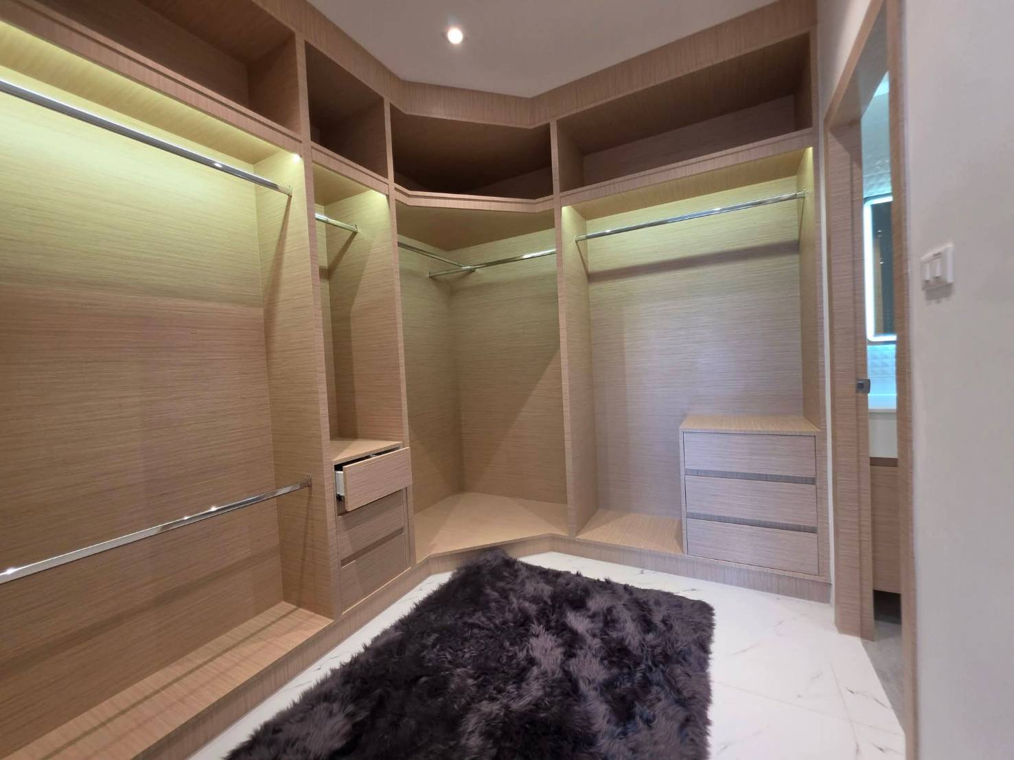 For Rent : Huge Space 143 Sq.m., High Floor (17th), Stunning Sea View