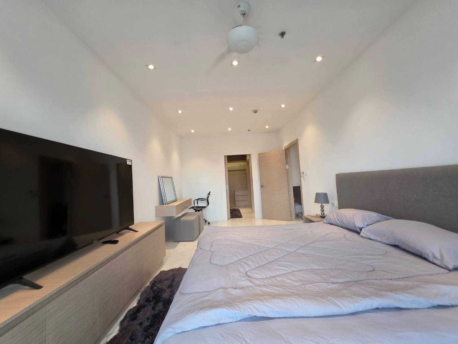 For Rent : Huge Space 143 Sq.m., High Floor (17th), Stunning Sea View