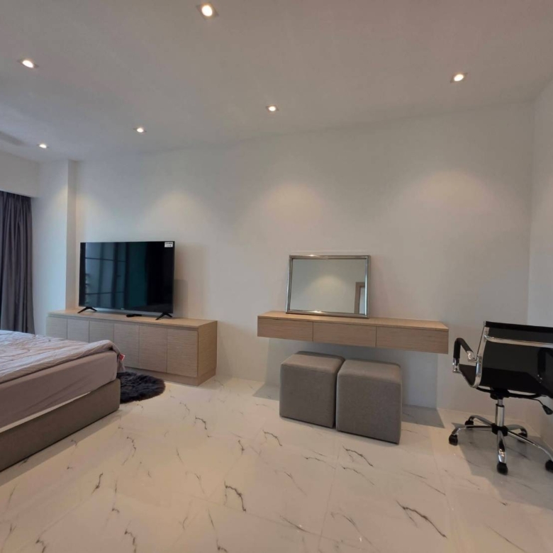 For Rent : Huge Space 143 Sq.m., High Floor (17th), Stunning Sea View