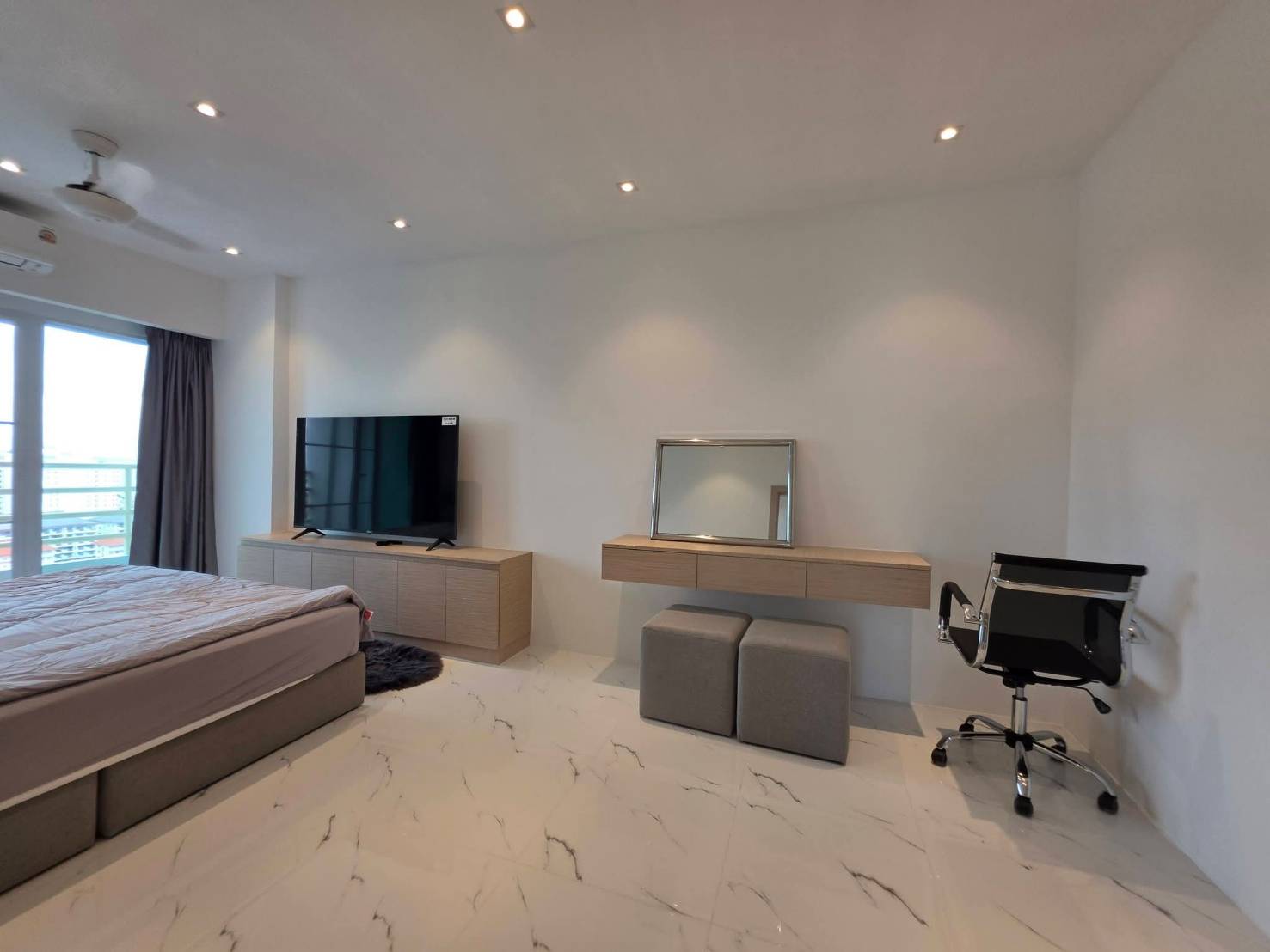 For Rent : Huge Space 143 Sq.m., High Floor (17th), Stunning Sea View