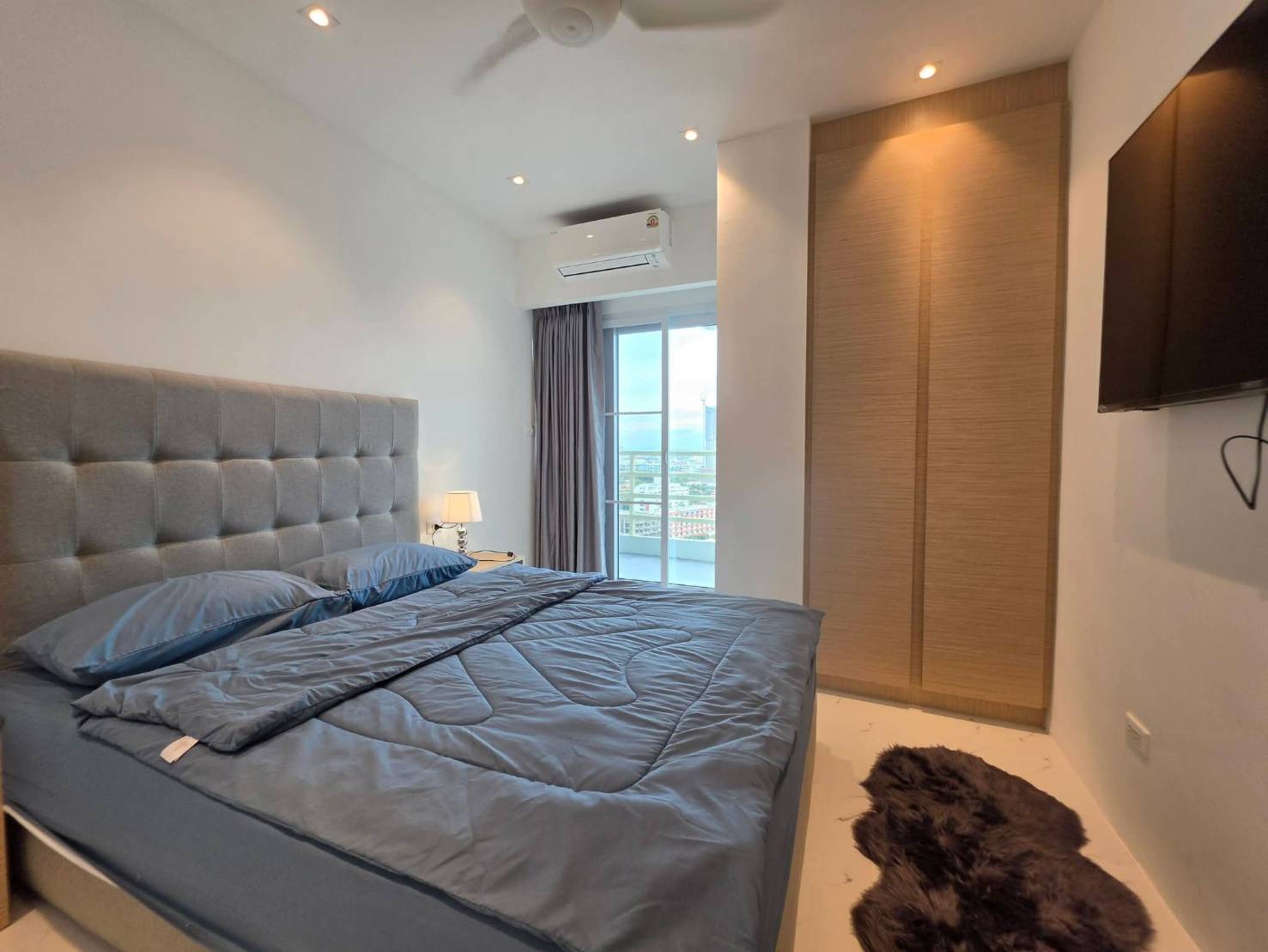 For Rent : Huge Space 143 Sq.m., High Floor (17th), Stunning Sea View