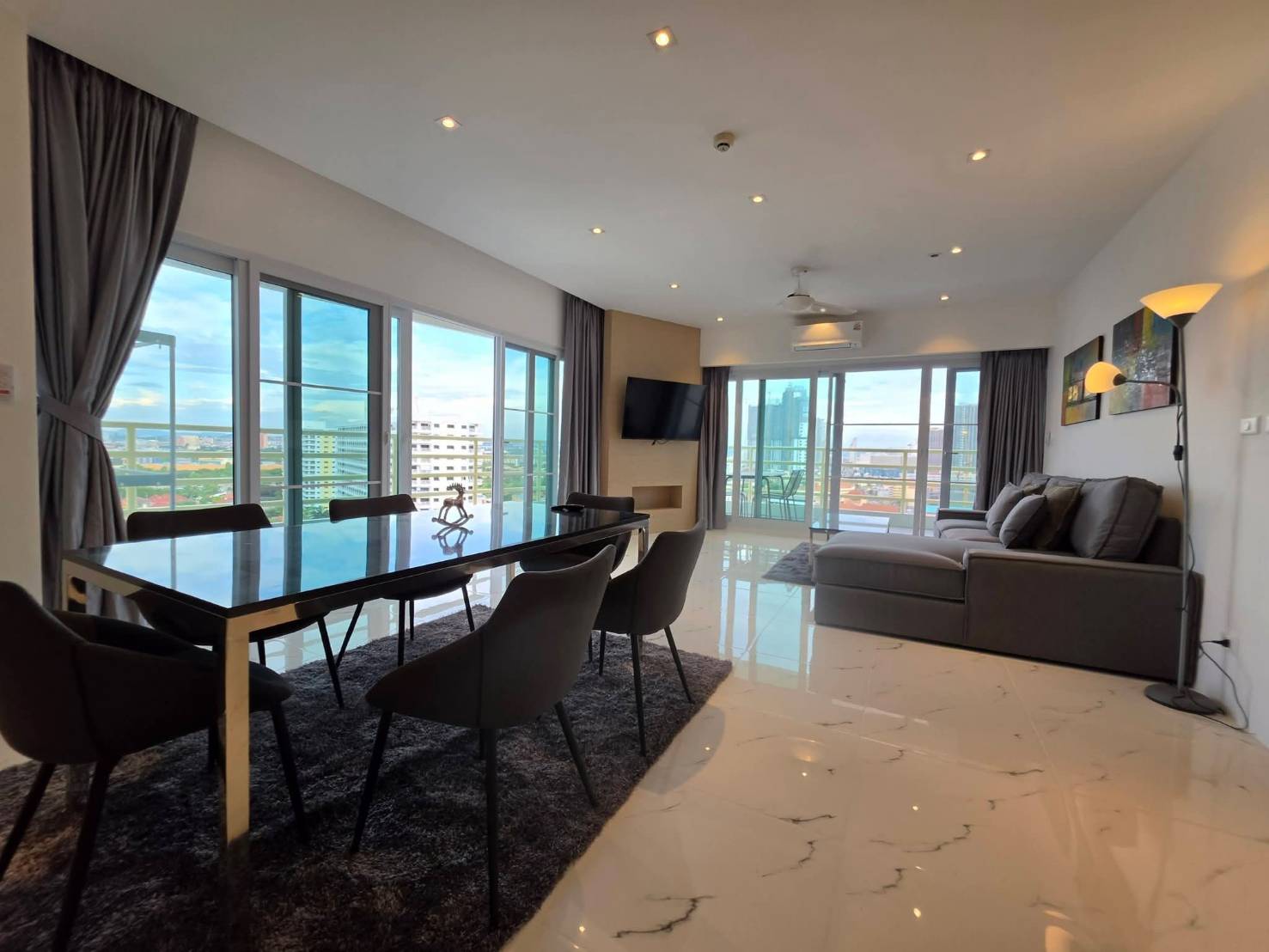 For Rent : Huge Space 143 Sq.m., High Floor (17th), Stunning Sea View