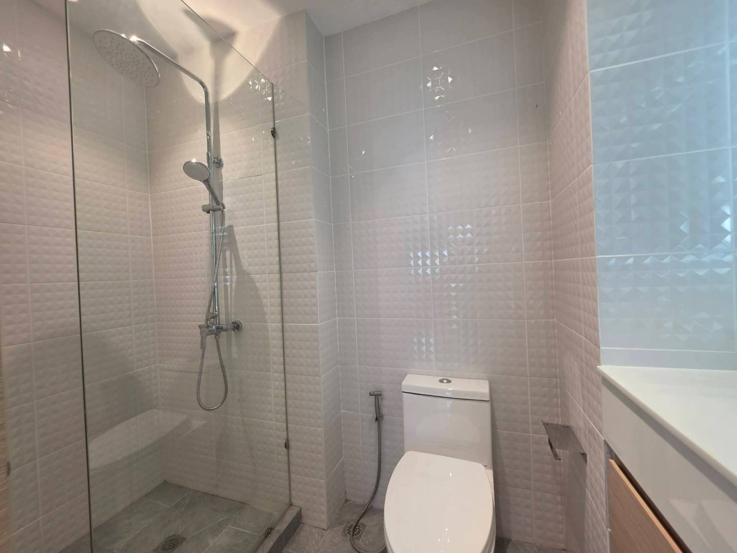 For Rent : Huge Space 143 Sq.m., High Floor (17th), Stunning Sea View
