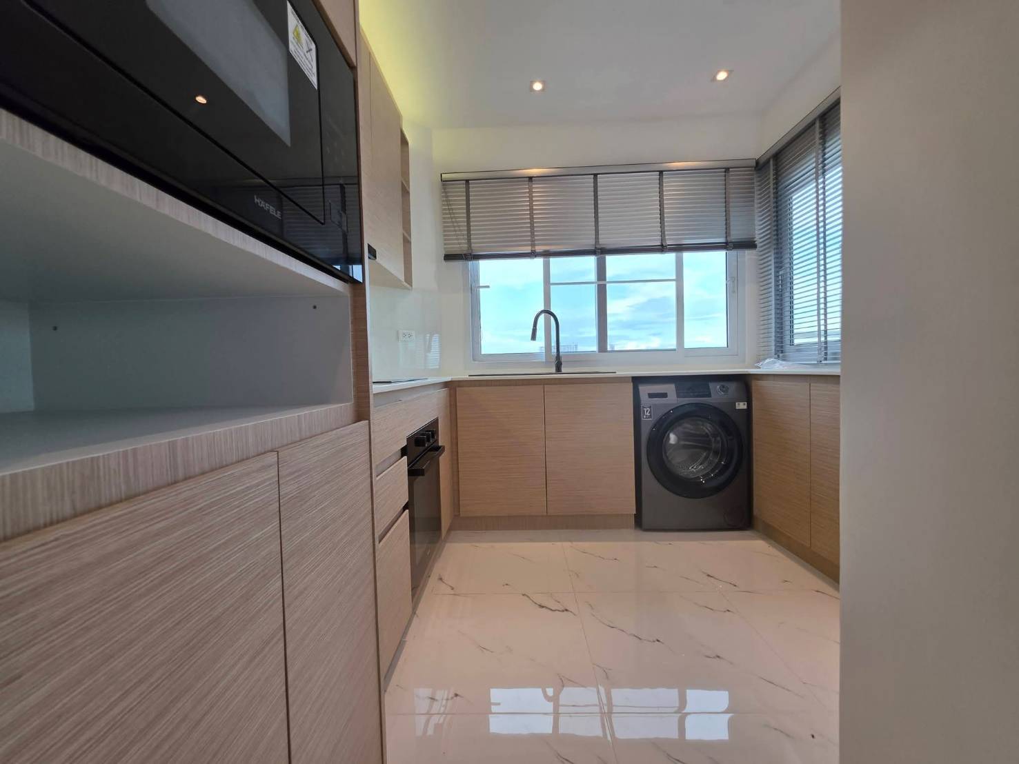 For Rent : Huge Space 143 Sq.m., High Floor (17th), Stunning Sea View