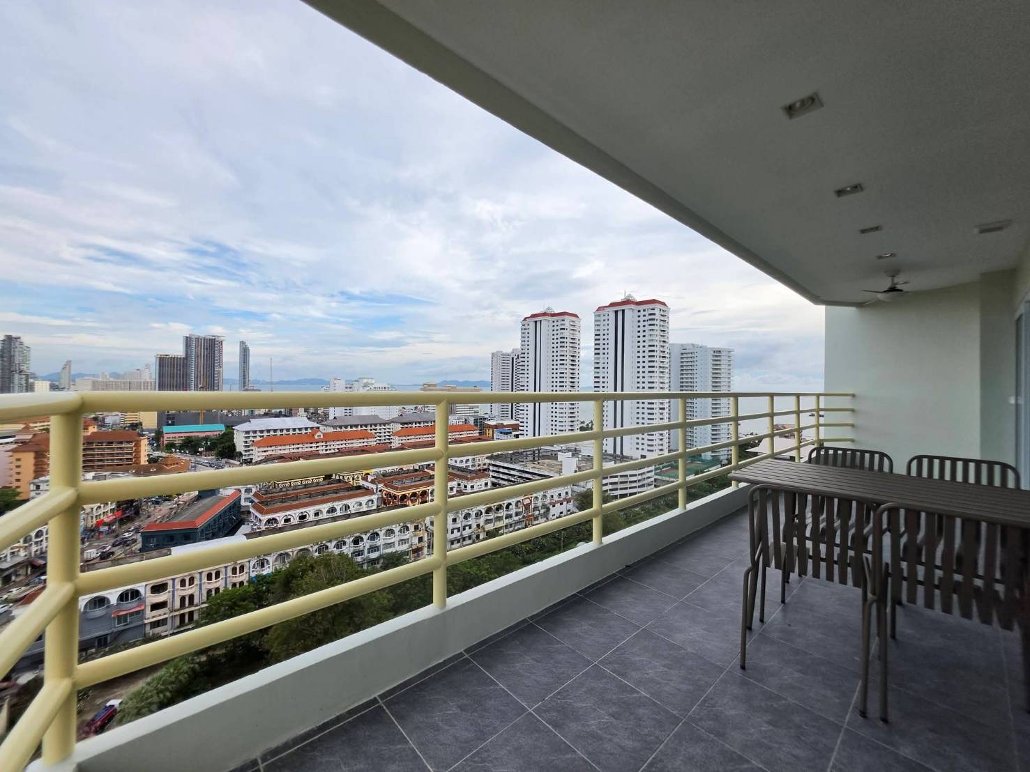 For Rent : Huge Space 143 Sq.m., High Floor (17th), Stunning Sea View