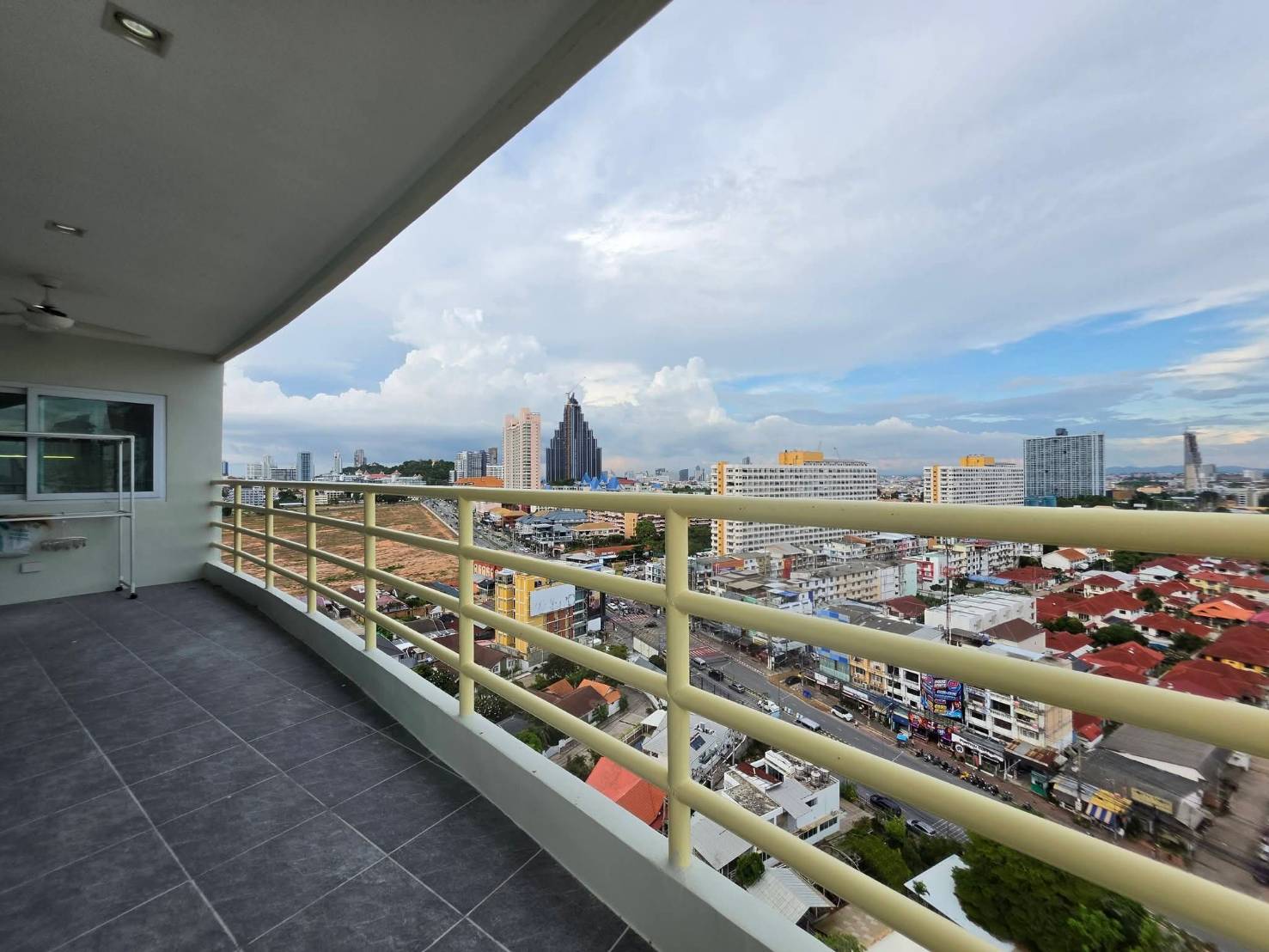 For Rent : Huge Space 143 Sq.m., High Floor (17th), Stunning Sea View