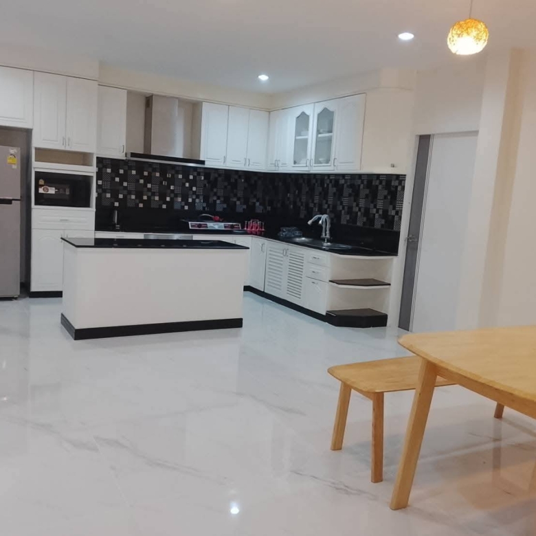 For sale : Best Price! 12.9M Baht, Huge Space (82 Sq.w.) with 6 Bedrooms & Large Recreation Room