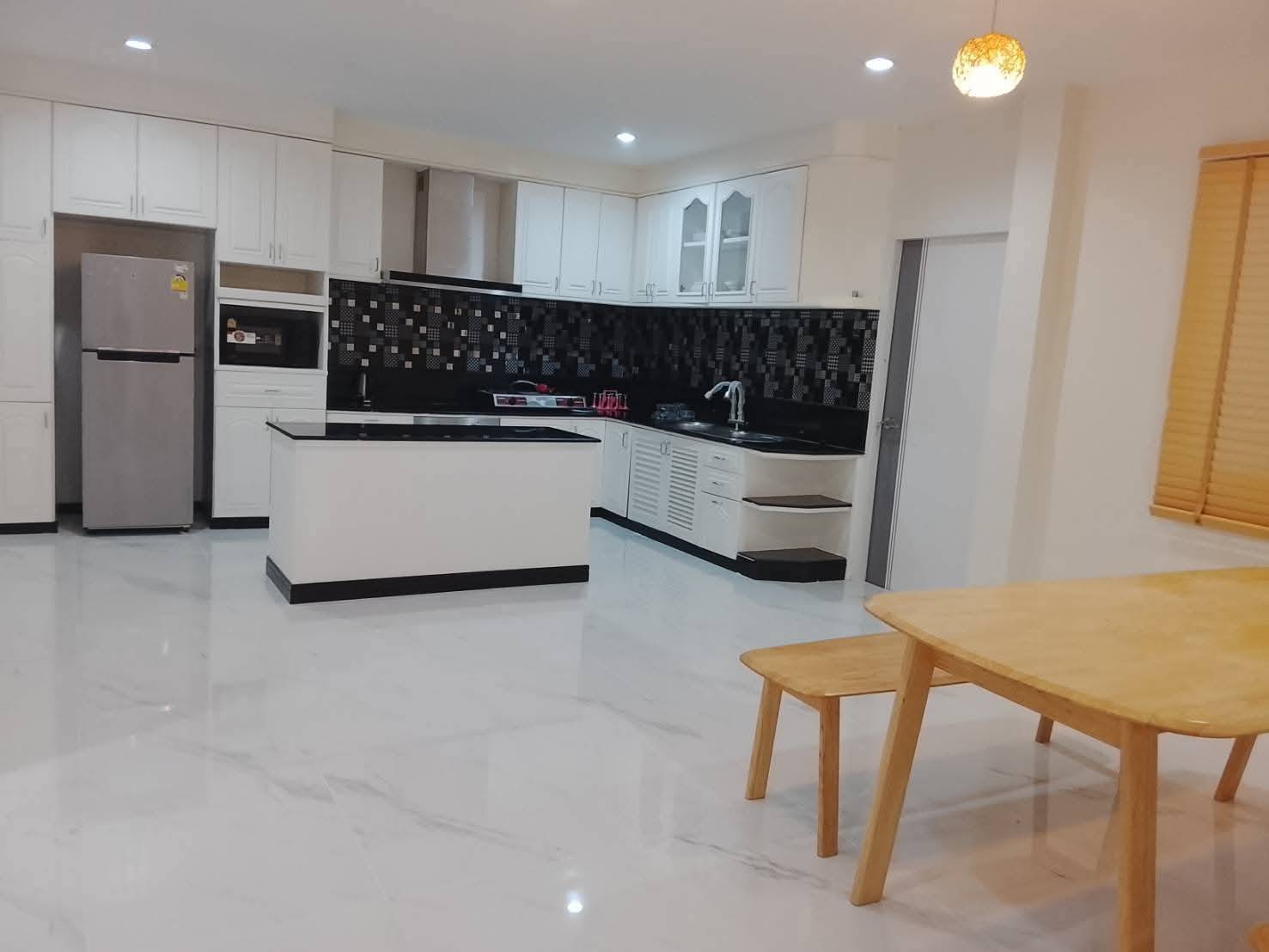 For sale : Best Price! 12.9M Baht, Huge Space (82 Sq.w.) with 6 Bedrooms & Large Recreation Room