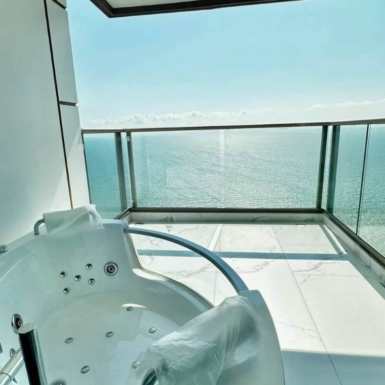 For Rent : Beautiful high-floor unit with sea view, fully furnished and ready to move in
