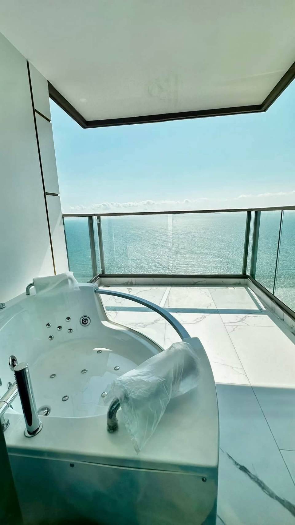 For Rent : Beautiful high-floor unit with sea view, fully furnished and ready to move in