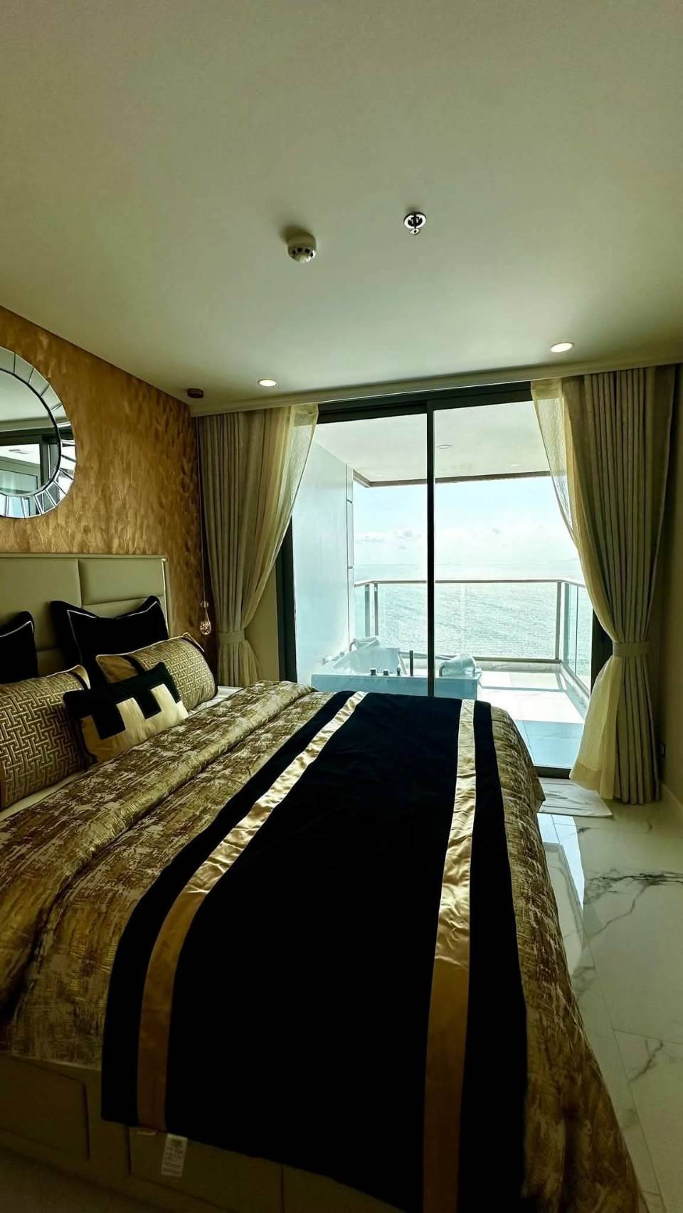 For Rent : Beautiful high-floor unit with sea view, fully furnished and ready to move in